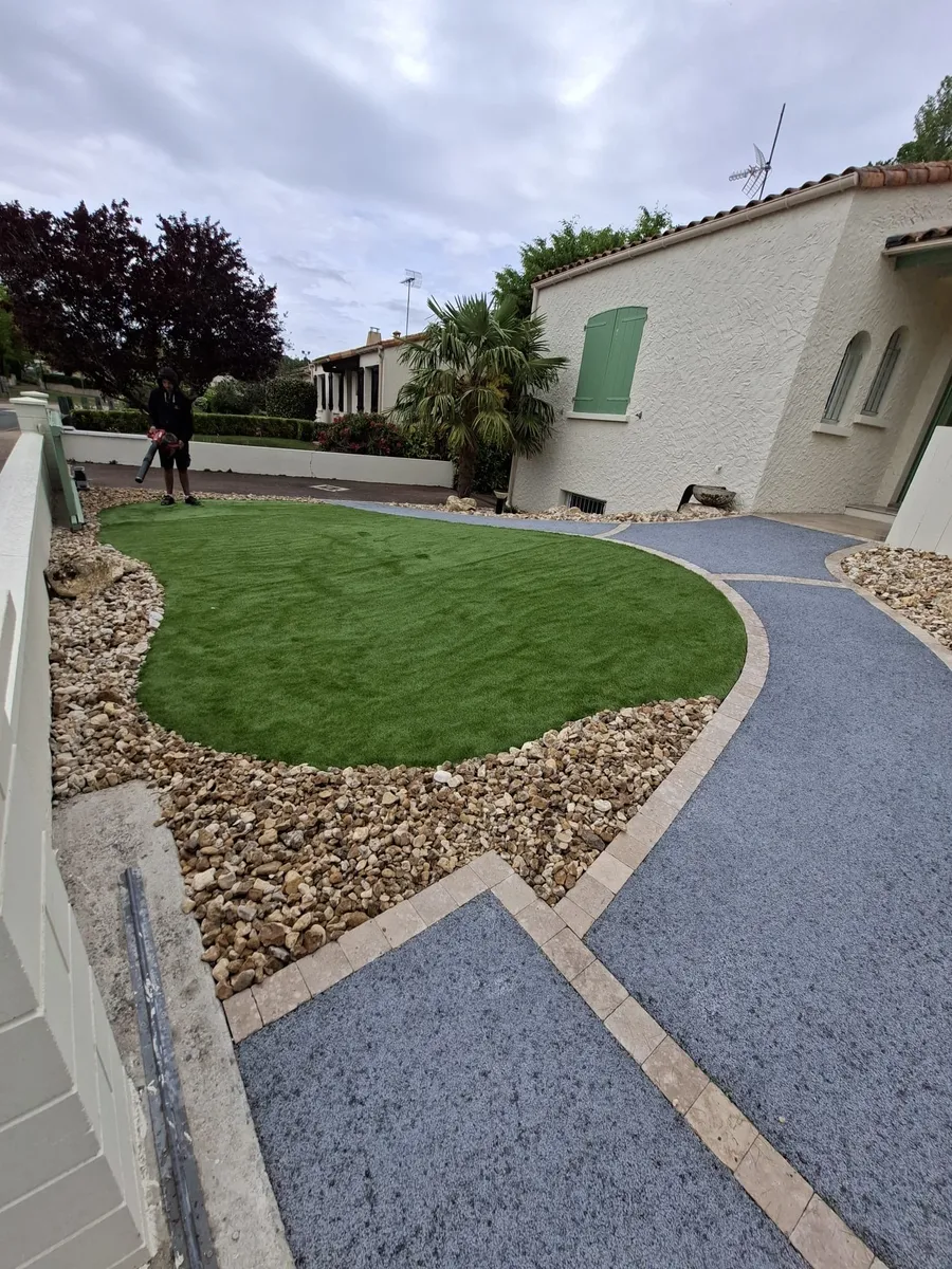 Réalisation de gazon synthétique par Atlantic Passion Jardin, paysagiste à Longeville-sur-Mer