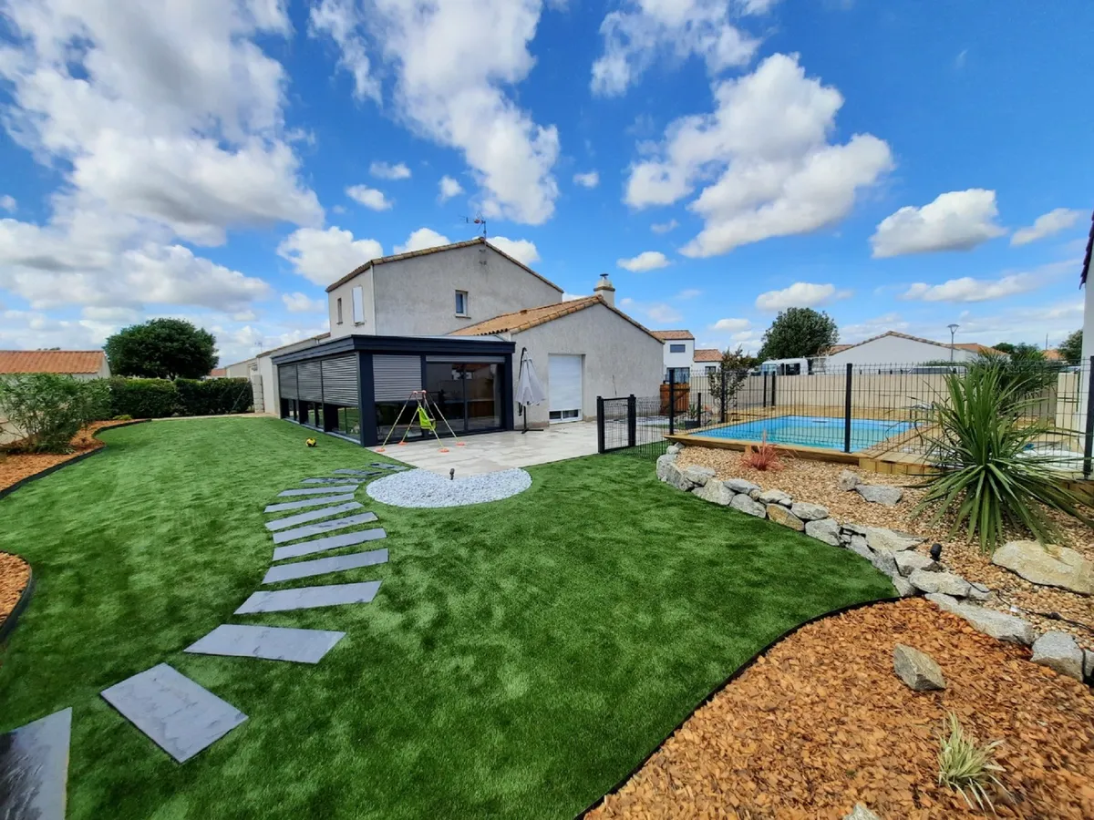 Réalisation de gazon synthétique par Atlantic Passion Jardin, paysagiste à Longeville-sur-Mer