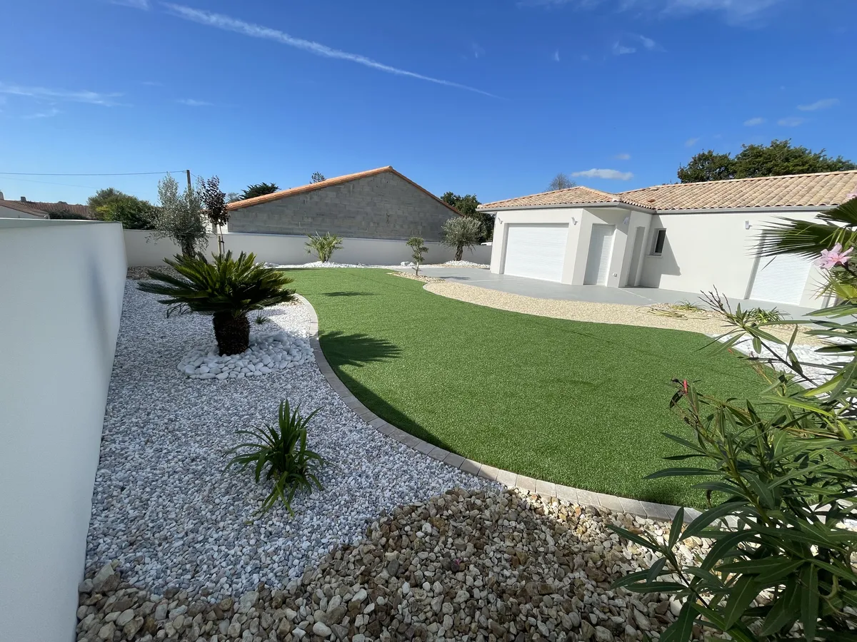 Réalisation de gazon synthétique par Atlantic Passion Jardin, paysagiste à Longeville-sur-Mer